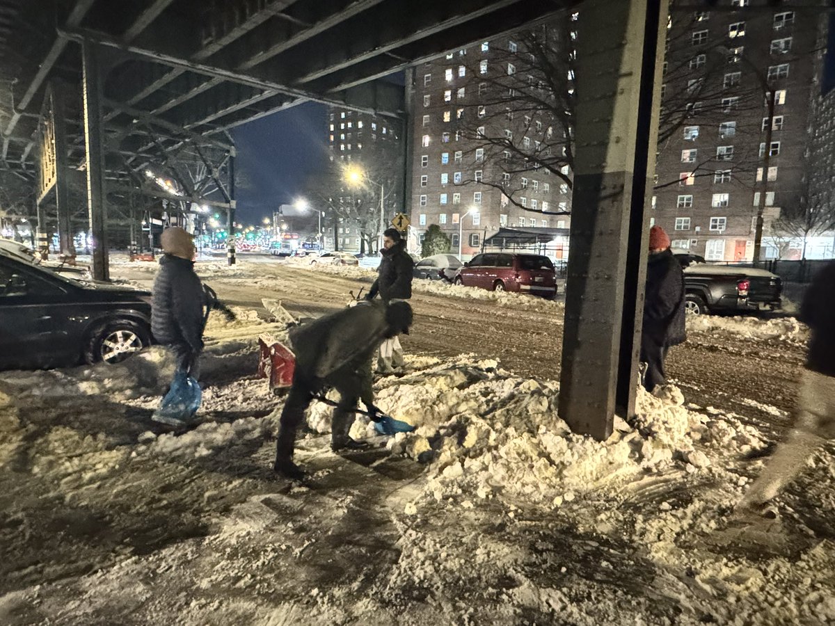 MkaBronx's tweet photo. Alhamdulilah, after the heavy snow storm ❄️ yesterday. Bronx Halqa came out strong to clear up the snow at the mosque. Despite the cold the spirits were strong and through team work the mosque was all clean within few hours. JazakAllah to all that came !!! https://t.co/CO9wbn3HJF