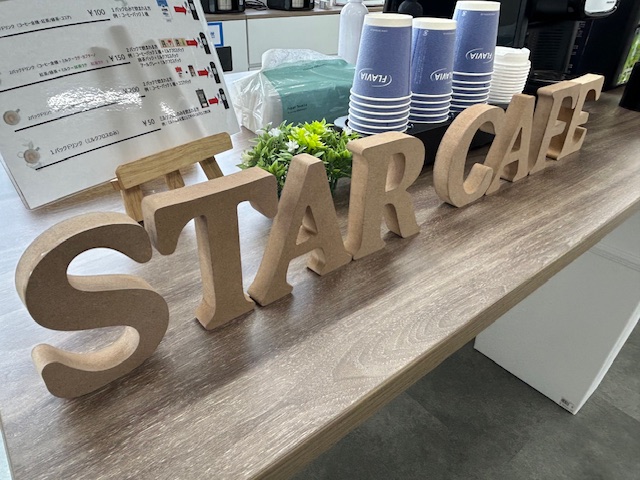 eins1_jp's tweet photo. とてもいい感じのカフェができました☕
その名も「STAR CAFE」👍
ほっと一息、これで仕事もはかどります!🐸
#アインツ #eins #ロボット #ハンド #パーツ #チャック板 #スター精機 #starcafe #ほっと一息 https://t.co/mfHFtm7eCR