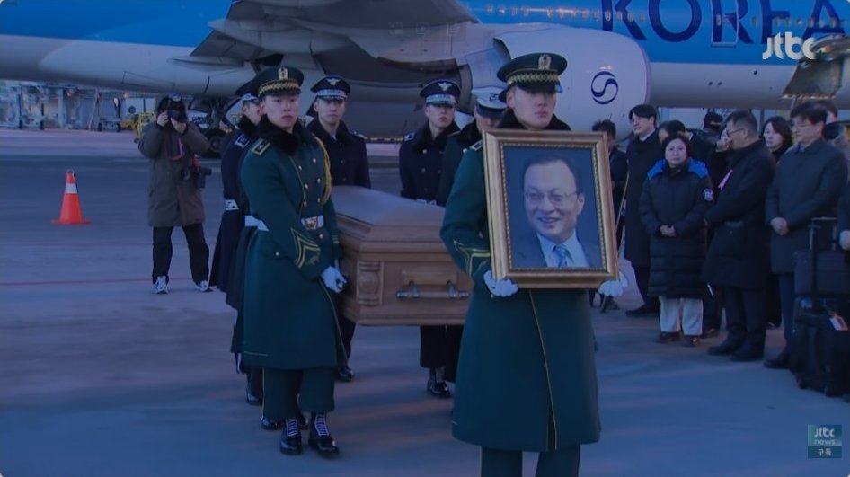 Patriot_KR's tweet image. 나라 꼬라지 이 사진 하나로 끝남

6.25 참전용사, 월남전 참전용사, 대한민국 제11, 12대 전두환 대통령도 저렇게 의장대가 운구 안하고 상조회사가 함