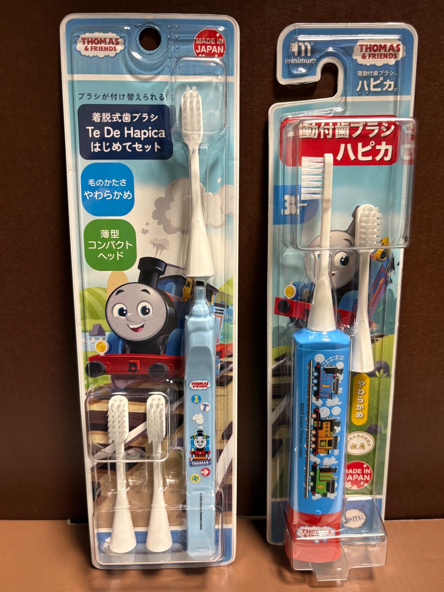コストコさん仕様の ＃きかんしゃトーマス ＃ハピカ だけを宣伝して終わりましたが
当然ながら弊社には他にもあるんです🚂ぽっぽ〜

テデハピカはじめてセットVer. と 電動付歯ブラシハピカVer.

担当B、この電動付歯ブラシハピカVer.の絵柄が大好きなんです！
🚂賑やか＆かわいい＆元気出るでしょ？！