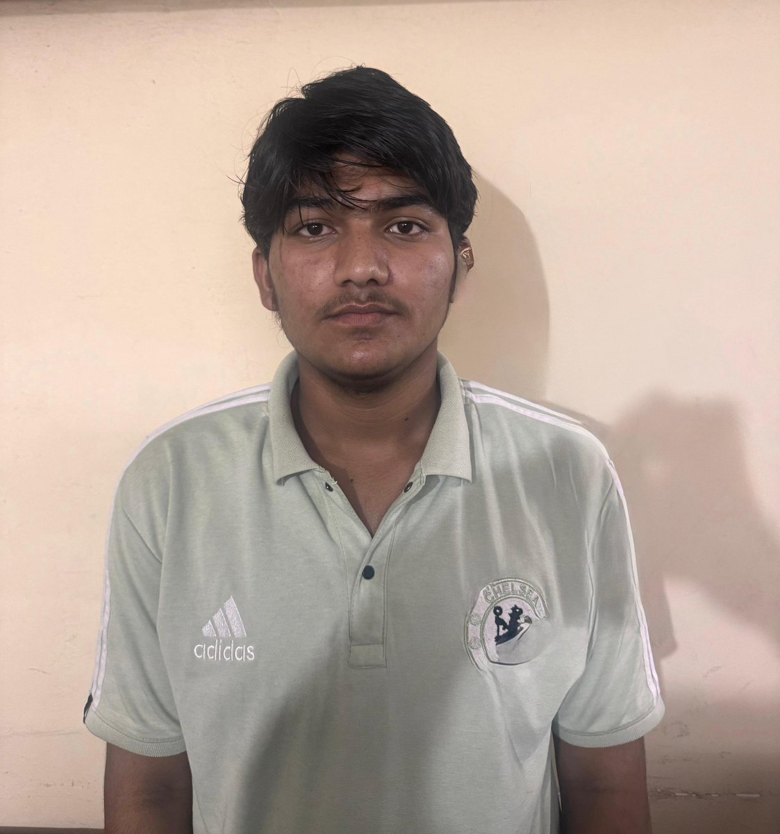 ગુજરાત ATS એ એક આતંકવાદીને ઝડપ્યો છે જે હાલ નવસારીના ચારપુલ ખાતે રહે છે અને મૂળ રામપુરના ડુંડાવાલા,નરપત નગરના રહેવાસી છે.

આતંકીનું નામ ફૈઝાન શેખ છે જે જૈશ-એ-મોહમ્મદ અને અલ-કાયદાના આતંકવાદી જૂથોની વિચારધારાઓથી કટ્ટરપંથી બન્યા પછી આતંક અને ભય ફેલાવવા ટાર્ગેટ કિલિંગ કરવાનો હતો.