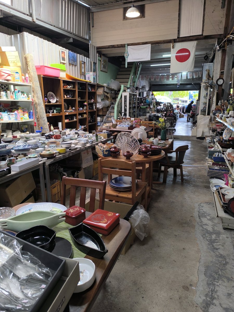 最近タイで増えてんだけど、日本のリサイクルショップでもスルーされたおそらく二束三文の品々がキッチュでエキゾチックとしてタイのリサイクルショップで流通してんですよね