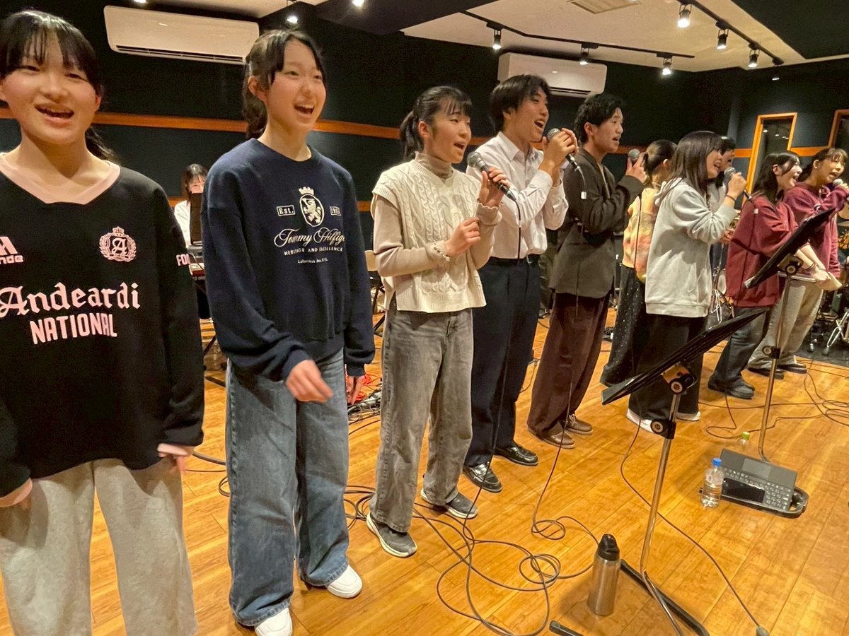 students_battle's tweet photo. 【#学生ミュージカルガチバトル 決勝大会 バンドリハーサル🎸🥁🎹🎤】

決勝大会本番に向けてバンドリハーサルが行われました🎼
予選大会よりもパワーアップした
各チームの熱意溢れるアツいパフォーマンスをお楽しみに😎

現在S席のみご購入が可能です🎫
ぜひ大迫力のステージが楽しめるお席で、応援チームへエールを👏！

SNS審査は2月7日(土)12時まで！
チケット購入はこちら⬇️🎫
https://t.co/EGOTb5Dcoc