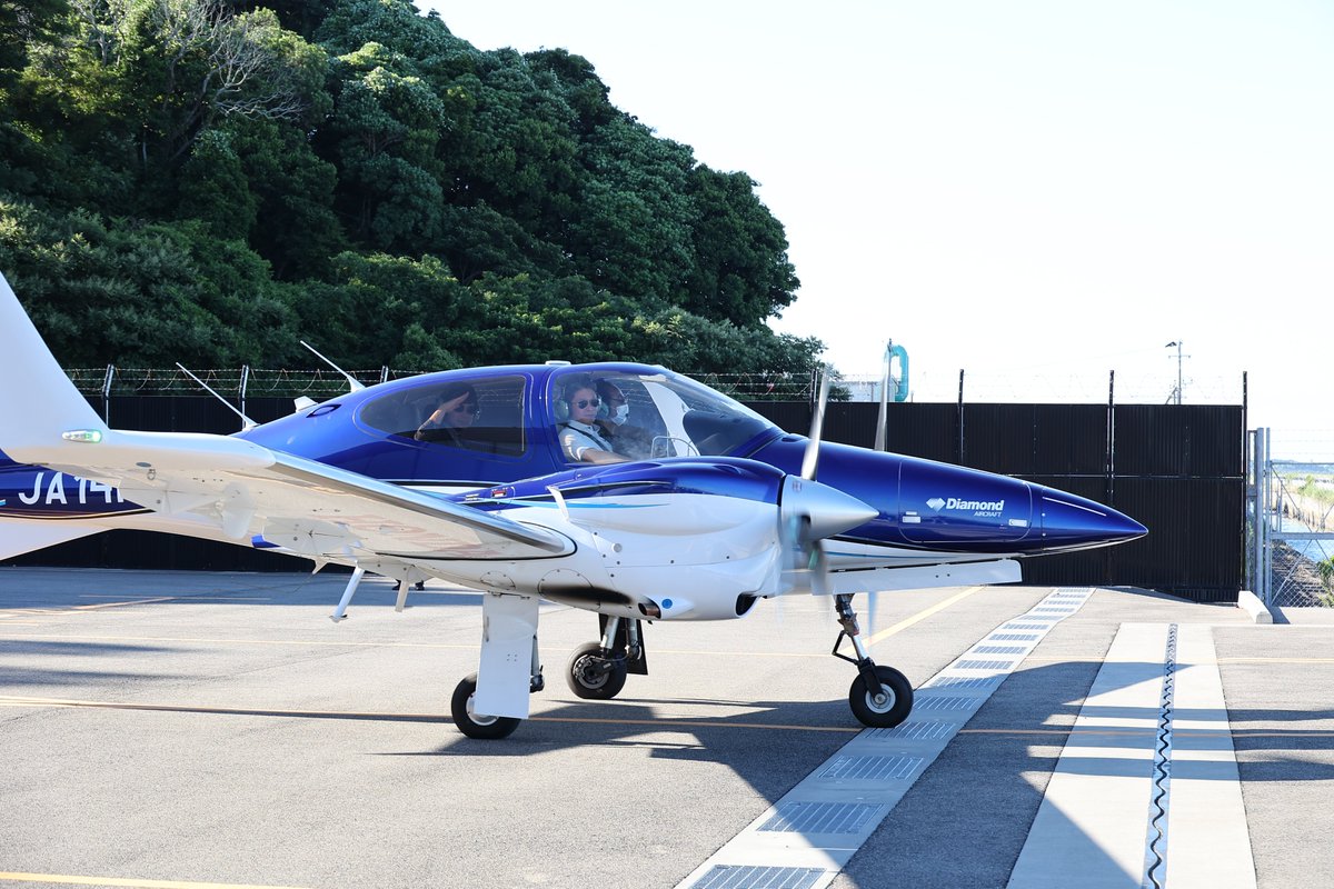 Honda_Airways's tweet photo. 大分事業所からの一コマ✈️
操縦訓練に使われているDA42をパシャリ!📸
この深いブルー、大分空港の景色に映えて本当に格好いいんです✨
今日も未来のパイロットたちが、この相棒と一緒に空の安全と技術を学んでいます🧑✈️
#空のHonda #本田航空 #航空機 #hondaisme #DA42 #飛行機訓練生 #大分空港 https://t.co/zeBGCuwKx3