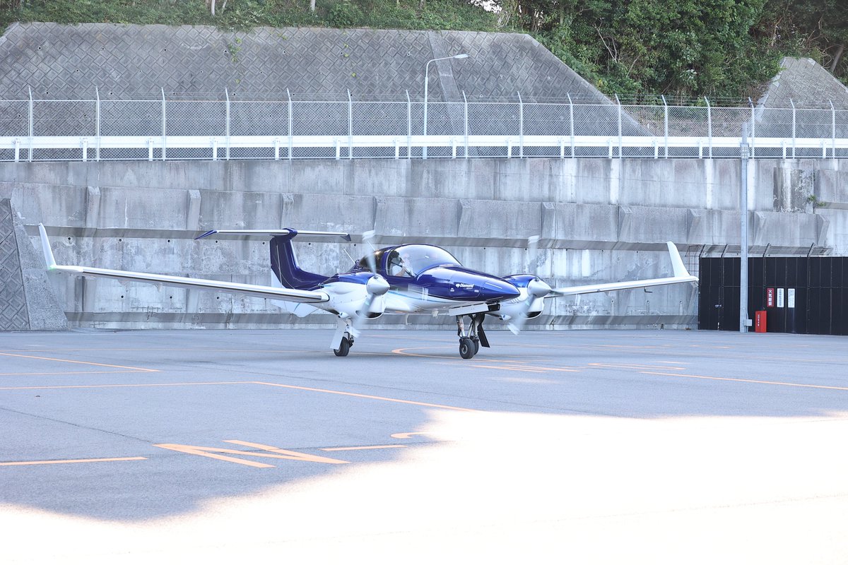 Honda_Airways's tweet photo. 大分事業所からの一コマ✈️
操縦訓練に使われているDA42をパシャリ!📸
この深いブルー、大分空港の景色に映えて本当に格好いいんです✨
今日も未来のパイロットたちが、この相棒と一緒に空の安全と技術を学んでいます🧑✈️
#空のHonda #本田航空 #航空機 #hondaisme #DA42 #飛行機訓練生 #大分空港 https://t.co/zeBGCuwKx3
