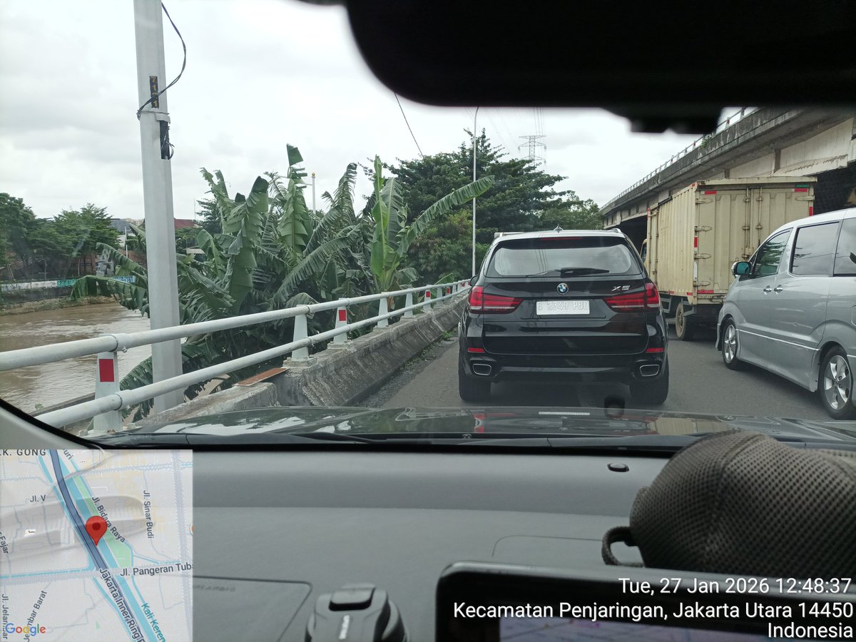 IndSan's tweet photo. exit tol Angke (dari Pluit)/TL Kalijodo stuck. 
Jika dilihat dari Maps, kemacetan sudah seperti kemarin: melingkar Jmbtn2-Jmbtn3, start dari Teluk Gong/Kp Gusti. @TMCPoldaMetro @polsektambora5 @RadioElshinta @SonoraFM92 https://t.co/k78otHeAue