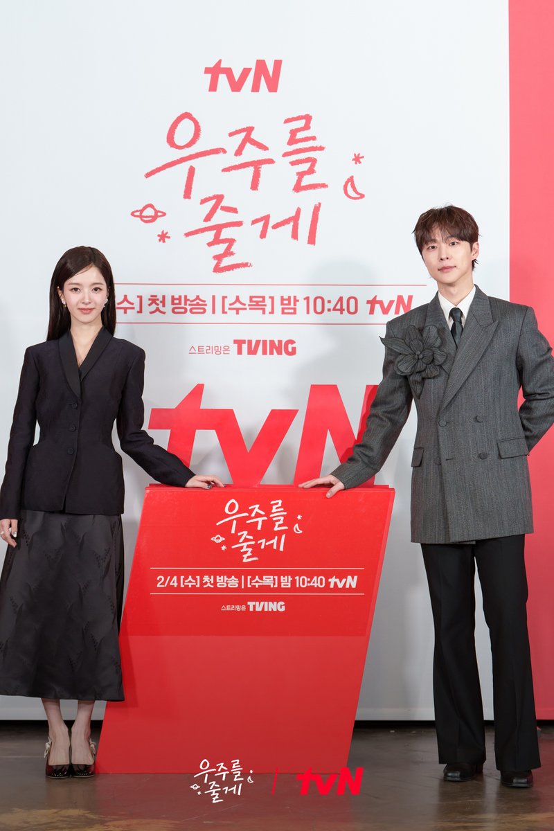 사진에서부터 느껴지는📸
우주네 가족의 완벽 케미ღ˘‿˘ற꒱
이렇게 티벤은 하염없이 2월 4일만을 기다리게 돼..💓

사돈 남녀 공동 육아 프로젝트 <우주를 줄게>
2/4 [수] 밤 10:40 첫 방송 | tvN

#tvN #우주를줄게 #OurUniverse
#배인혁 #노정의 #박서함
#즐거움엔20tvN #스트리밍은TVING