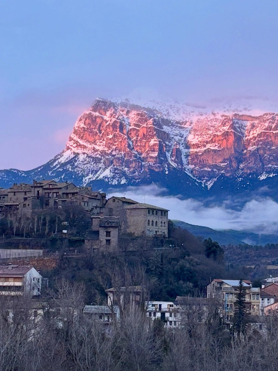 Huesca_LaMagia's tweet photo. Hay momentos en los que el cielo, la montaña y el pueblo se ponen de acuerdo para regalarte algo así 🌅

📲 Descubre más sobre Aínsa en nuestra app → https://t.co/FWxOEim1nf

📸 Gracias a https://t.co/MuyfQsrIhF https://t.co/n4OXFAgZh1