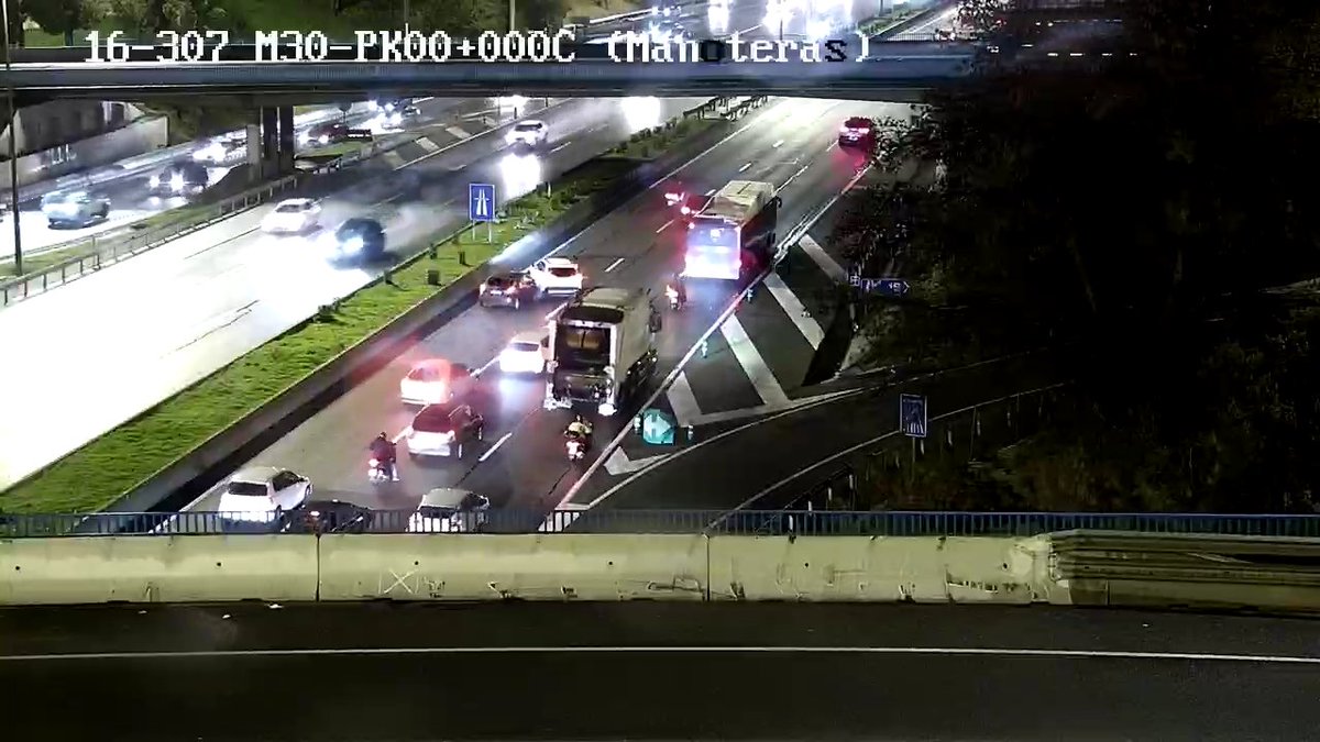 cgm_madrid's tweet photo. ⚠️Se ha producido un accidente en #M30, en la zona del nudo   Manoteras. Ha sido 🚧 cortado el carril izquierdo de la calzada   interior (sentido A-2). Empeoran las retenciones habituales de hora punta en   la zona. @Calle30Madrid https://t.co/UvNf6c6zI1