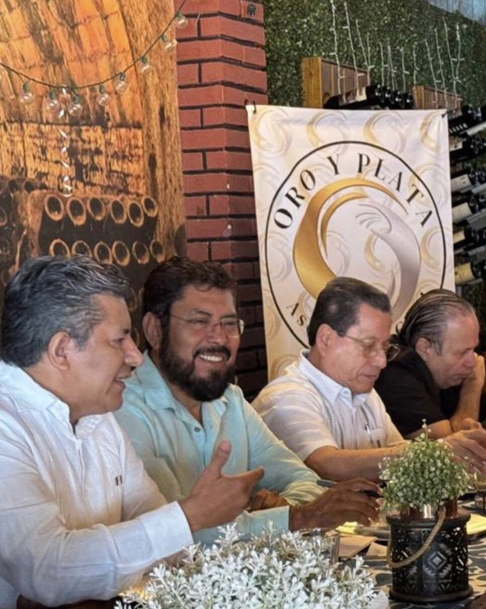 Sofio_Ramirez's tweet photo. Extraordinario encuentro con representantes del sector empresarial y profesionistas que integran la Asociación Civil Oro y Plata de Iguala y Taxco.

Al hacer opinión y buen debate desde la pluralidad de pensamiento se consolida la democracia y se hace agenda por Guerrero. https://t.co/f5fjYmESrm