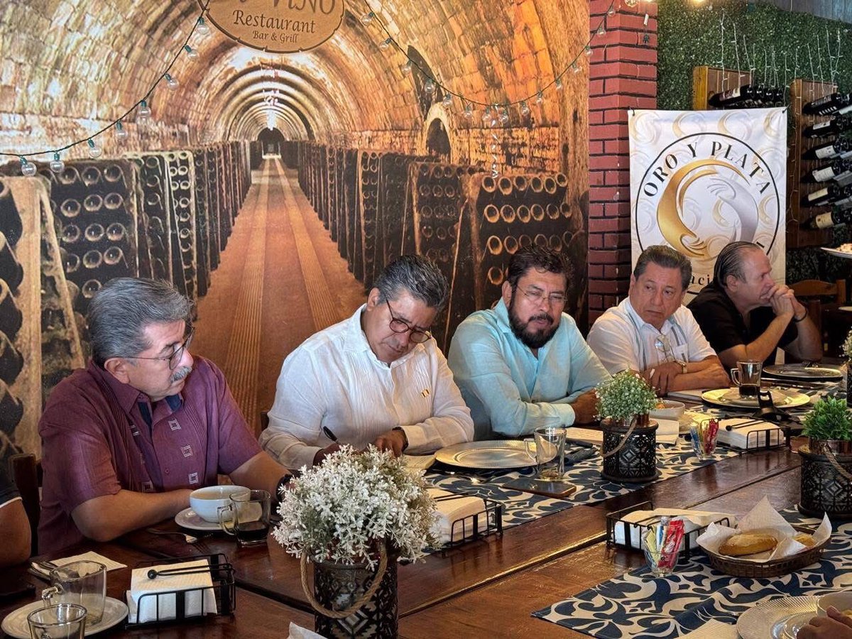 Sofio_Ramirez's tweet photo. Extraordinario encuentro con representantes del sector empresarial y profesionistas que integran la Asociación Civil Oro y Plata de Iguala y Taxco.

Al hacer opinión y buen debate desde la pluralidad de pensamiento se consolida la democracia y se hace agenda por Guerrero. https://t.co/f5fjYmESrm