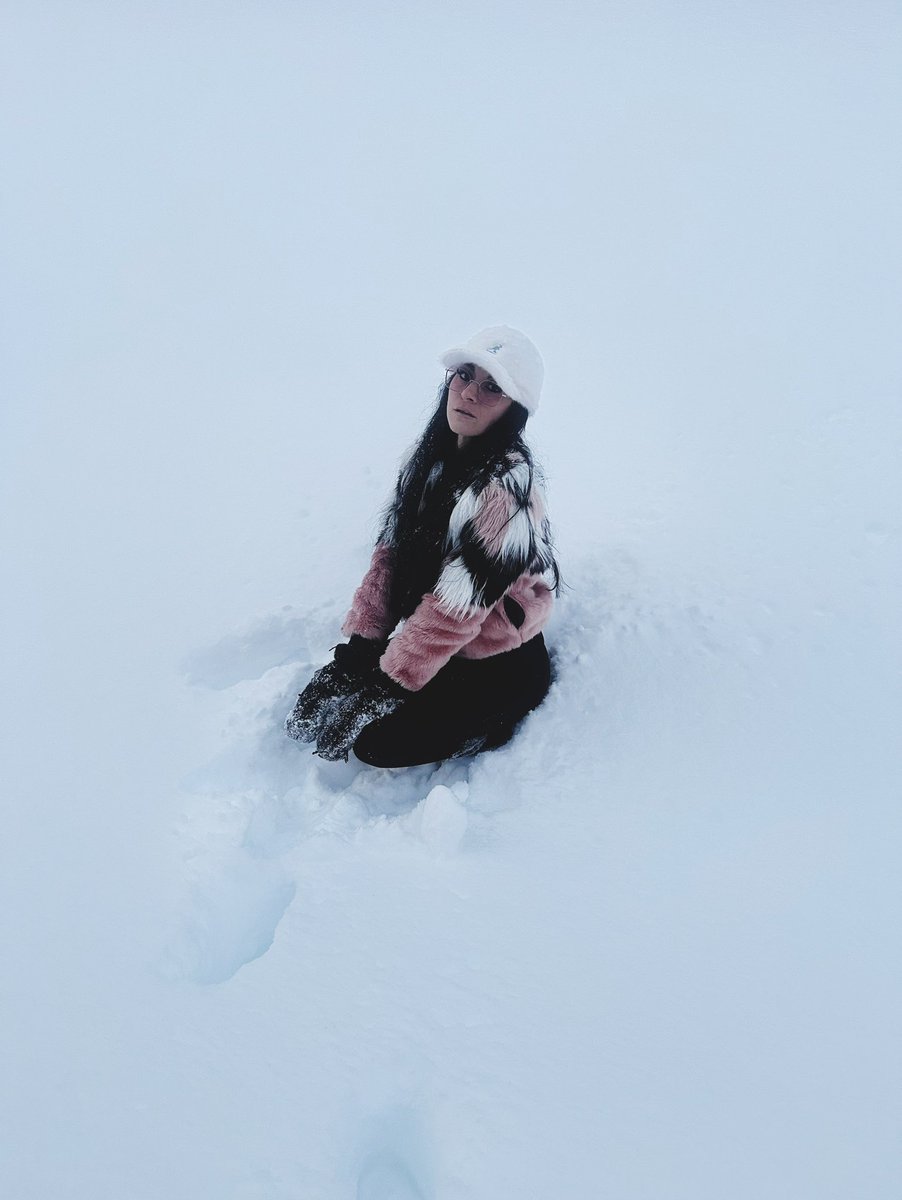 MiaZanotti's tweet photo. Snow Pose 🤍 https://t.co/CEwhS8nV6W