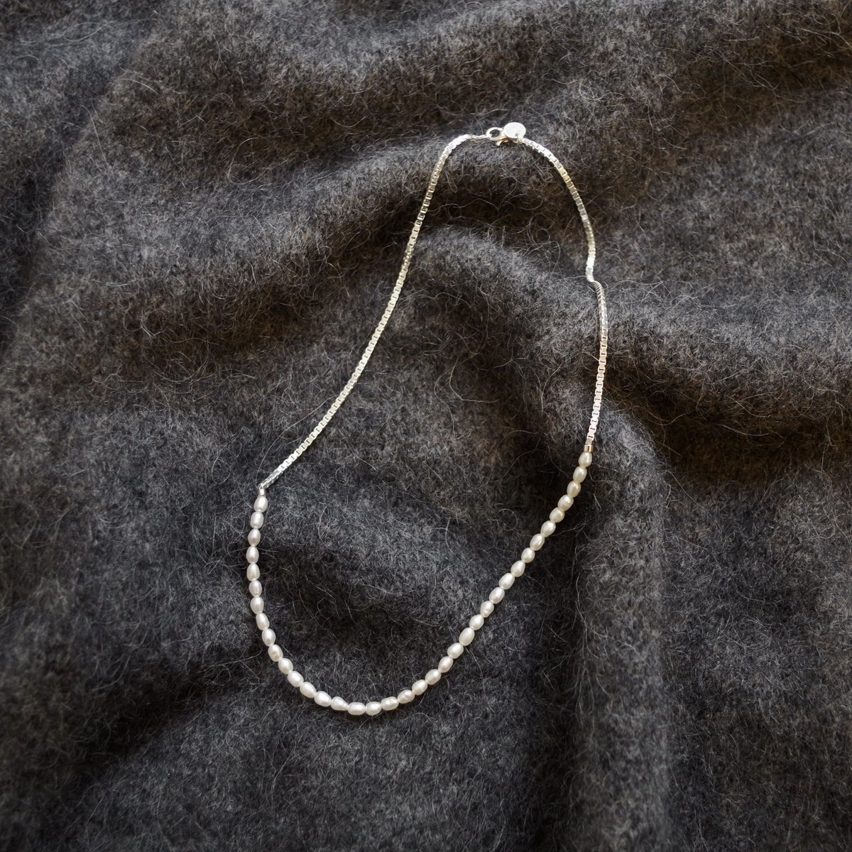 1f_store's tweet photo. E R A.
TWNKL PAS NECKLACE
繊細なシルバーチェーンに、小さなパールを添えたネックレス。
さりげないけれど、
ちゃんと気分が上がる一本です。
主張しすぎず、
日常のスタイルに自然と溶け込み、
性別を問わず楽しめます。
#era_goods #イーラ
#1fstore
#福島県 #郡山市
https://t.co/Blqo6XdjYR https://t.co/eMDkQ7k2Jp
