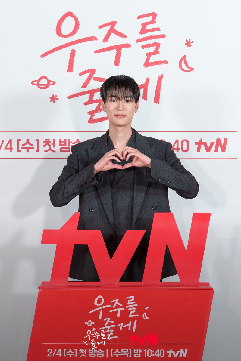 배인혁X노정의X박서함이 내 우주다..｡*✧∘*☆
세 사람의 눈부신 비주얼에 티벤은 기절😇💖

사돈 남녀 공동 육아 프로젝트 <우주를 줄게>
2/4 [수] 밤 10:40 첫 방송 | tvN

#tvN #우주를줄게 #OurUniverse
#배인혁 #노정의 #박서함
#즐거움엔20tvN #스트리밍은TVING