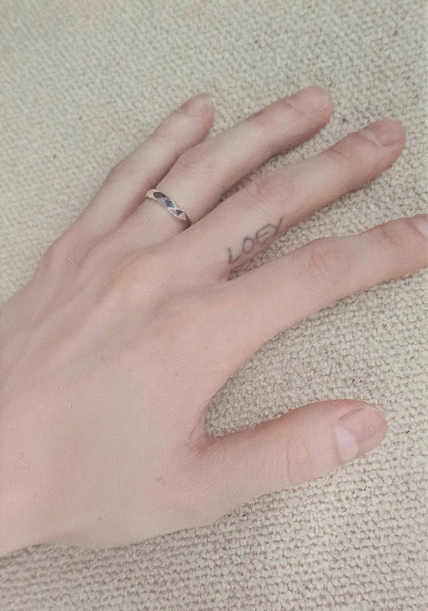 no_loey_no_life's tweet photo. the ring is so pretty on chanyeol's hand 🥹 https://t.co/w23rx79kQv
