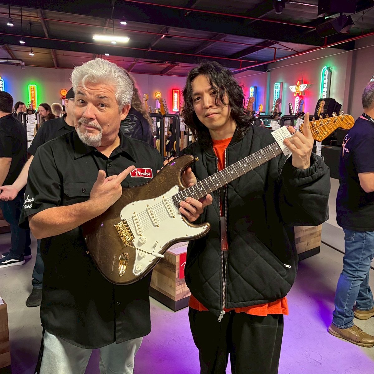 mikiame's tweet photo. NAMM期間中に別会場で行われたフェンダーのスペシャルイベントにも参加してまいりました🎸🎸
マスタービルダーDavid Brown氏が製作したストラトをGETしました!
近日入荷予定🎸
#NAMM2026
#fender
#fendercustomshop
#davidbrown https://t.co/XyLTuoX4r6