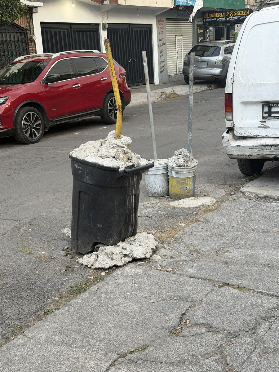 ulisesbrasil's tweet photo. @UCS_GCDMX buenas noches podrian apoyarme para quitar esto de la via publica esto es en Iztapalapa en la UH Vicente Guerrero en ma C5 Casimiro del Valle lt14 Del. Iztapalapa, hace mucho estorbo. https://t.co/HBbstD5HvL
