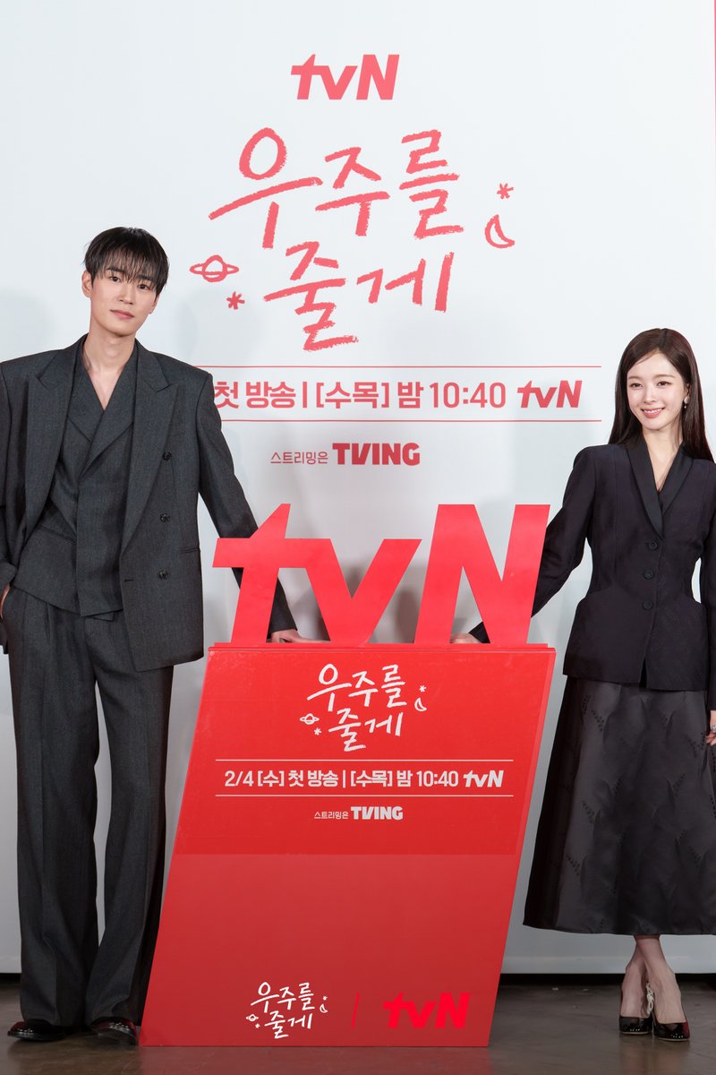 사진에서부터 느껴지는📸
우주네 가족의 완벽 케미ღ˘‿˘ற꒱
이렇게 티벤은 하염없이 2월 4일만을 기다리게 돼..💓

사돈 남녀 공동 육아 프로젝트 <우주를 줄게>
2/4 [수] 밤 10:40 첫 방송 | tvN

#tvN #우주를줄게 #OurUniverse
#배인혁 #노정의 #박서함
#즐거움엔20tvN #스트리밍은TVING