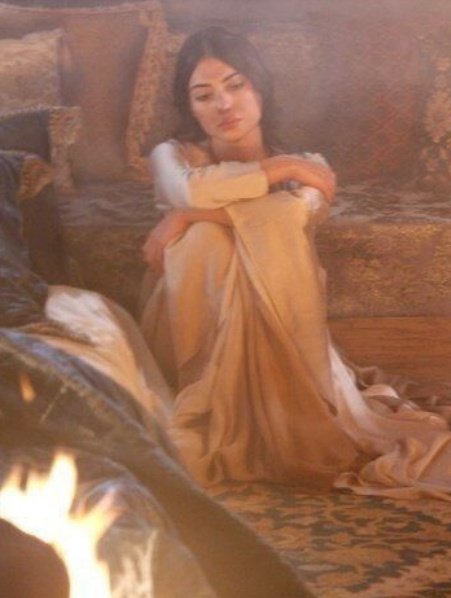 मुझसे नहीं रोया जाता 
अपने हाल पर,

मुझको आता है अपनी खुशियों 
को आग लगाना..........