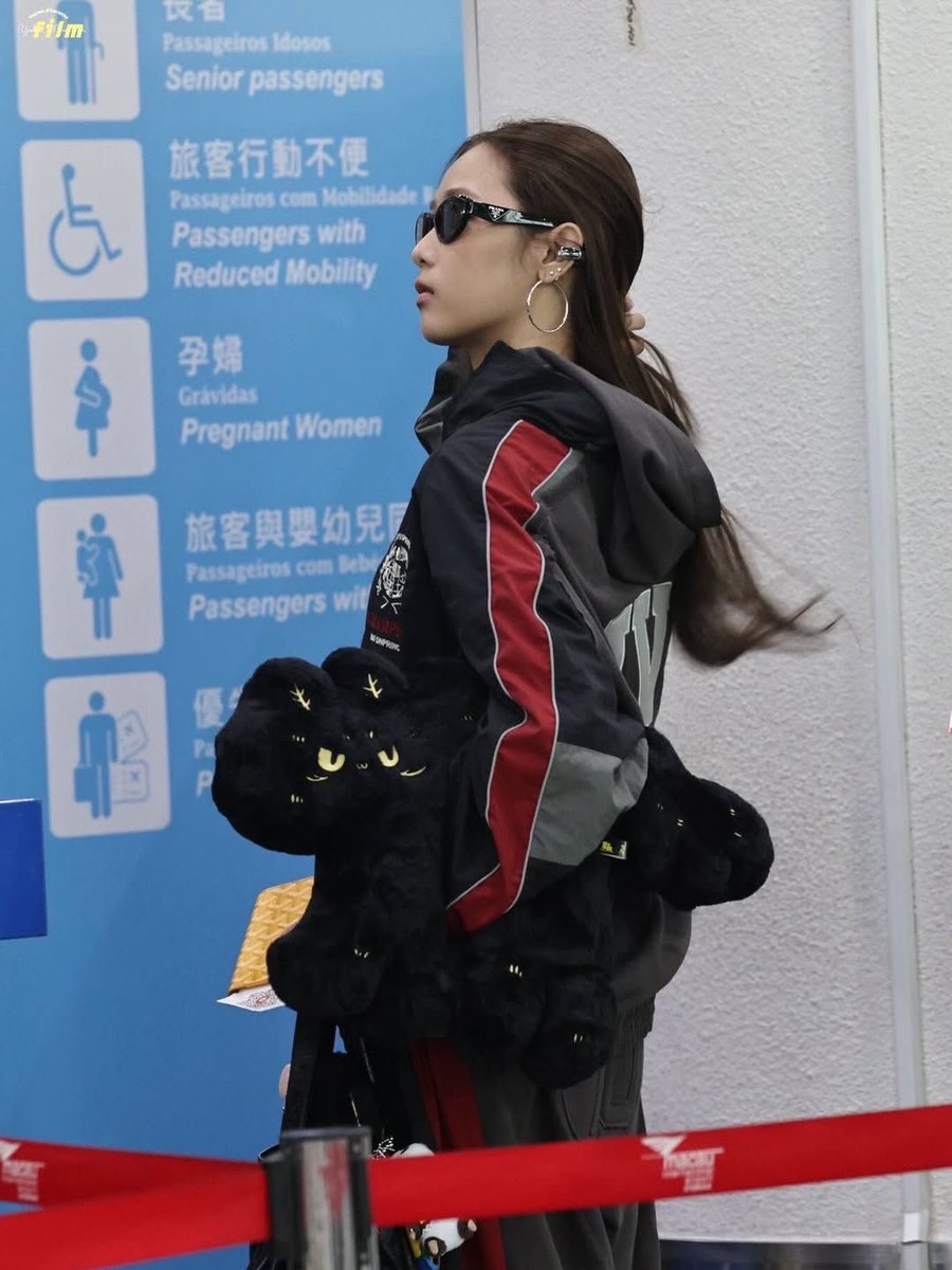 rachanamtan_'s tweet image. Film  and Her Airport Style ♾️🤫 #filmracha