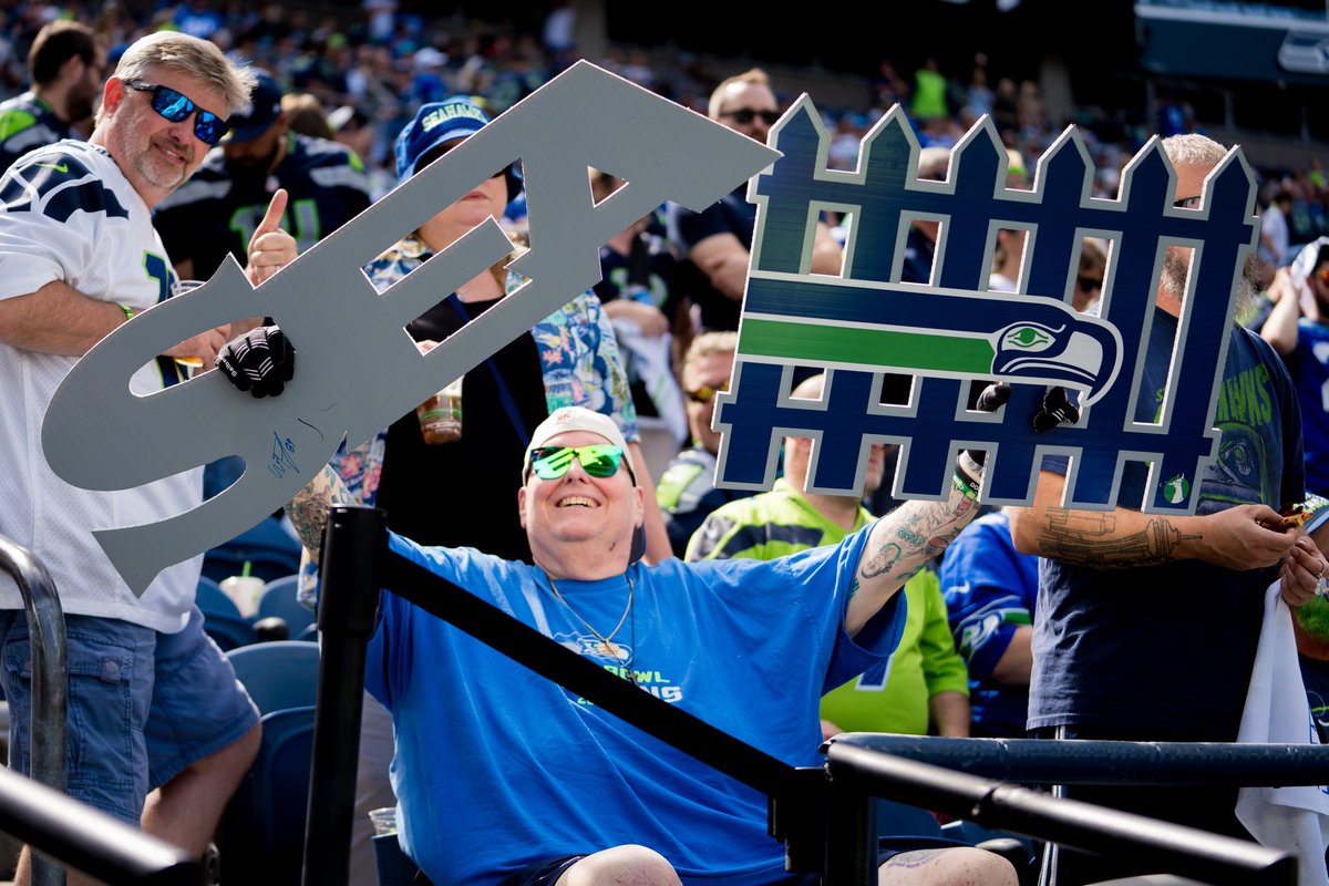 BigLo66's tweet photo. @leonardwilliams @Seahawks Thank you for adding a BROTHERHOOD to our @Seahawks! It’s so nice to have a focused no BS team. You play together again and I love it! I’ve had tickets for 37 years and started the sendoffs you see when you leave for the road, and #SeaFence! I’m so proud &amp; excited for you guys! https://t.co/f7FmsnvnM3