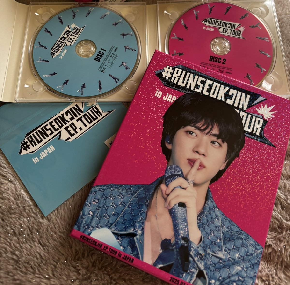 VocalKingKim's tweet image. The CDs have Jin running accross the stage printed on them 😭😭😭😭😭😭😭😭😭😭😭😭😭😭😭😭😭😭😭😭😭😭😭😭😭😭😭😭😭😭😭😭😭😭😭😭😭😭😭😭😭😭😭😭😭😭😭😭

So thoughtful &amp;amp; creative this is so Jin #RUNSEOKJIN_epTOUR_JAPAN