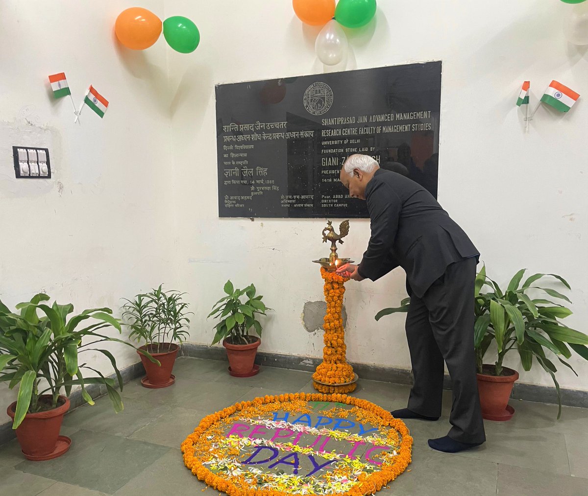 GmpFMSDU's tweet photo. Celebrating Republic Day with the GMP 06 cohort at FMS! ๐ฎ๐ณ
The morning was marked by the ceremonial lighting of the Diya, the National Anthem, and a cake-cutting with our Dean and faculty followed by high tea.
#FMSDelhi #GMP06 #RepublicDay2026 #LifeAtFMS #fms #Defence https://t.co/FOJ3HacSAi