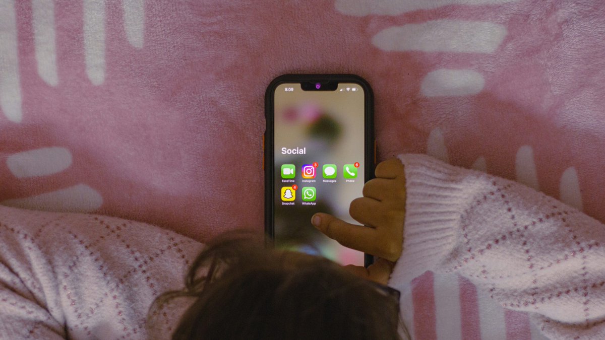 TPOnl's tweet image. Frankrijk zet door: het parlement stemt in met een verbod op sociale media voor kinderen onder de 15 jaar. Macron wil snelle invoering. Lees meer op tpo.nl #socialmediaverbod #kinderen #frankrijk tpo.nl/2026/01/27/fra…