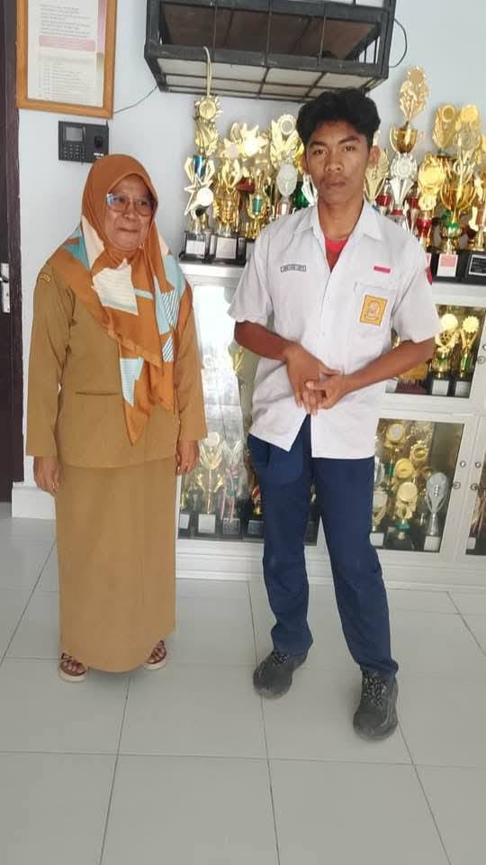 mahakersa's tweet image. Ya Tuhan... Guru SMPN 1 Baebunta Selatan, Pak Arpan, cuma tegur siswa bolos &amp;amp; minta balik ke kelas, eh malah ditendang &amp;amp; dipukul brutal sampe berdarah di alis &amp;amp; memar di mata!

Ini anak SMP kok berani banget aniaya gurunya sendiri??  

Ini bukan lagi soal disiplin, ini soal…