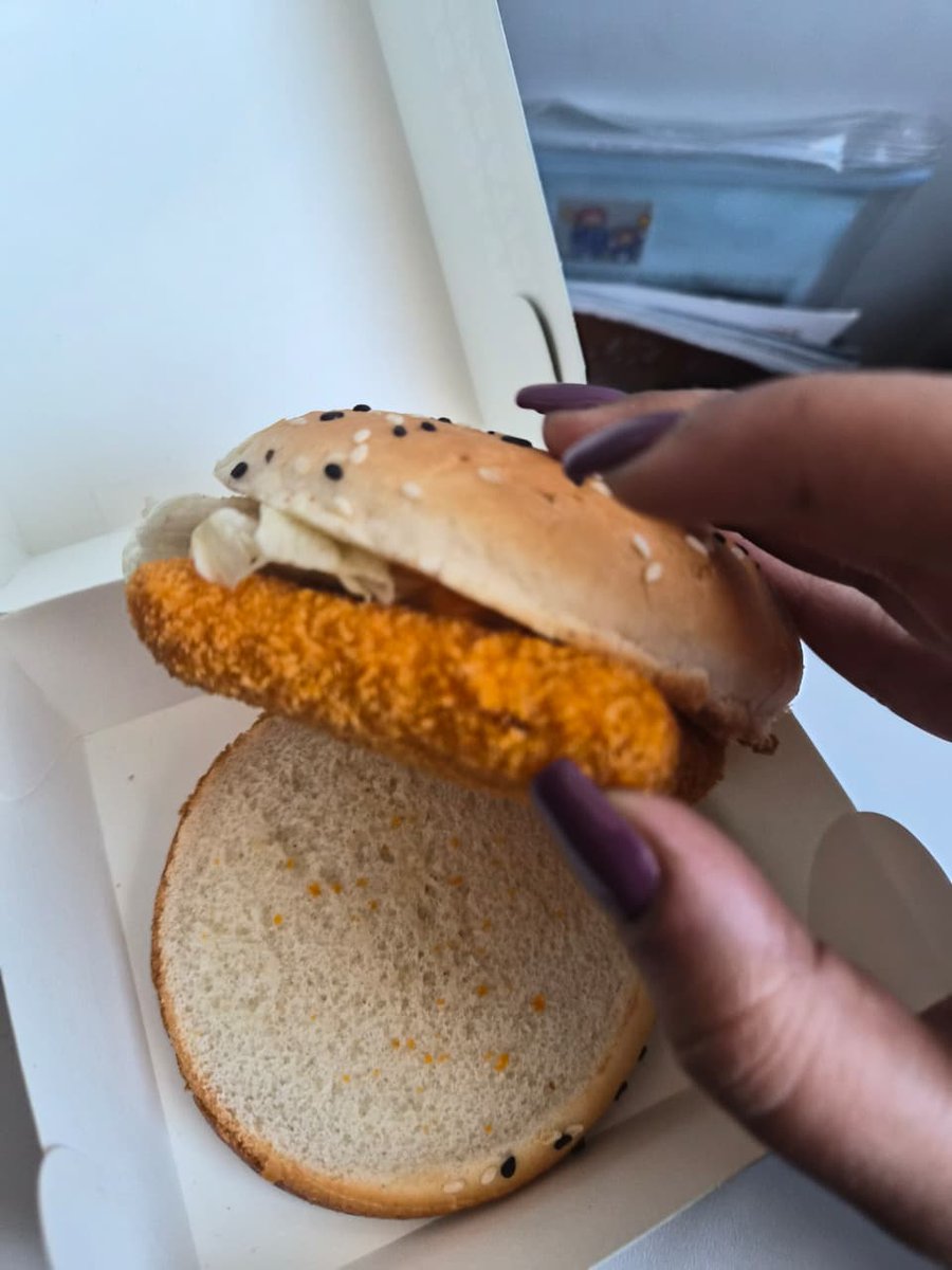 karankashyap's tweet photo. Pay just ₹300 for a "BYOSauce Paneer Zinger" burger at @KFC_India's @CSMIA_Official outlet. 

*sauces and onions sold separately. https://t.co/mdIAatsG76