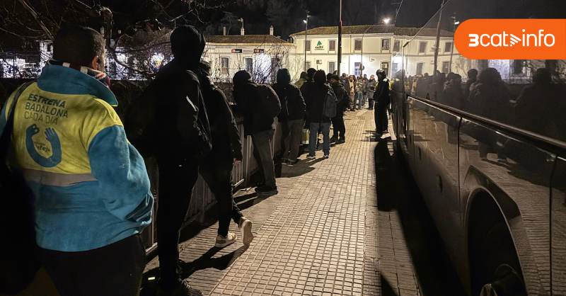 A Manresa, sense servei de Rodalies, hi ha cua per agafar l'autobús en direcció a Terrassa 3cat.cat/3catinfo/com-e…