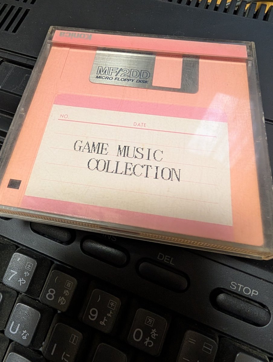 CupchiKoubou's tweet photo. 実家で懐かしいディスクを見つけた。
久々にFM音源聴くかと思い本体を引っ張り出して電源オン🎶
懐かしい画面。
ディスクドライブやはり動かない。30年も経てばベルト切れてるよね🌚
交換に挑戦するか。
#MSX
#hitbit
#MSX2+
#SONY https://t.co/zp30us1h7e