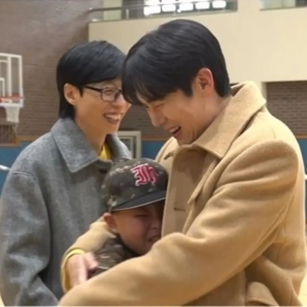 Lskrad99's tweet image. A young fan shared how much he loves #YooYeonSeok’s drama #Reply1994 and couldn’t hold back his tears. With a warm smile and a gentle hug, YYS comforted him—and the child looked up and said, “I love you so much.” 🥹🤎
#WheneverPossible #유연석 #유연석
