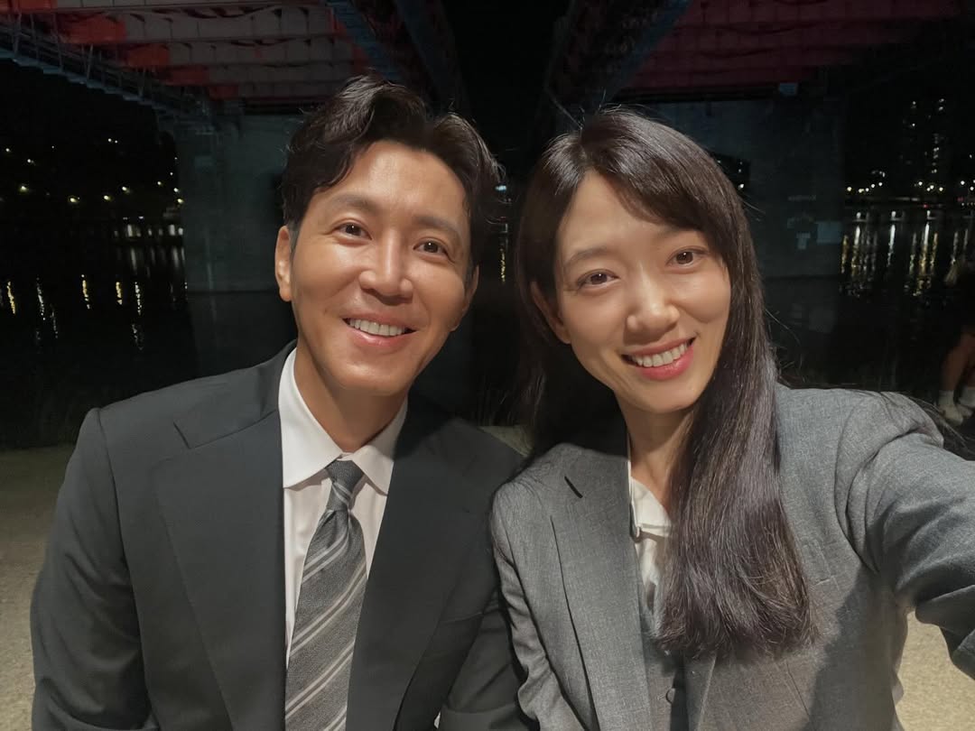 Kkorepo's tweet photo. #パク・シネ、「相続者たち」の #チェ・ウォニョン と12年ぶりに再会…「チャニョンのパパではない」 
#パクシネ #チェウォニョン  
🔗https://t.co/GgETjJR9rw https://t.co/PDXZBsNcOd