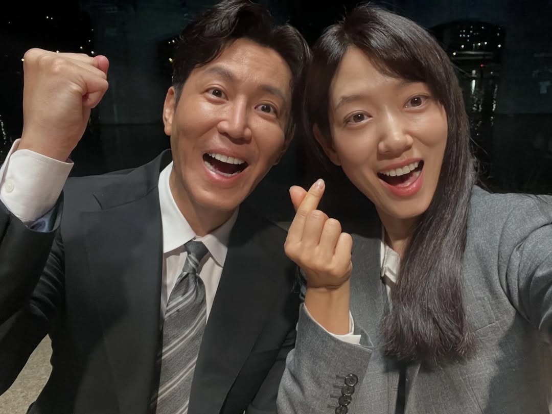 Kkorepo's tweet photo. #パク・シネ、「相続者たち」の #チェ・ウォニョン と12年ぶりに再会…「チャニョンのパパではない」 
#パクシネ #チェウォニョン  
🔗https://t.co/GgETjJR9rw https://t.co/PDXZBsNcOd