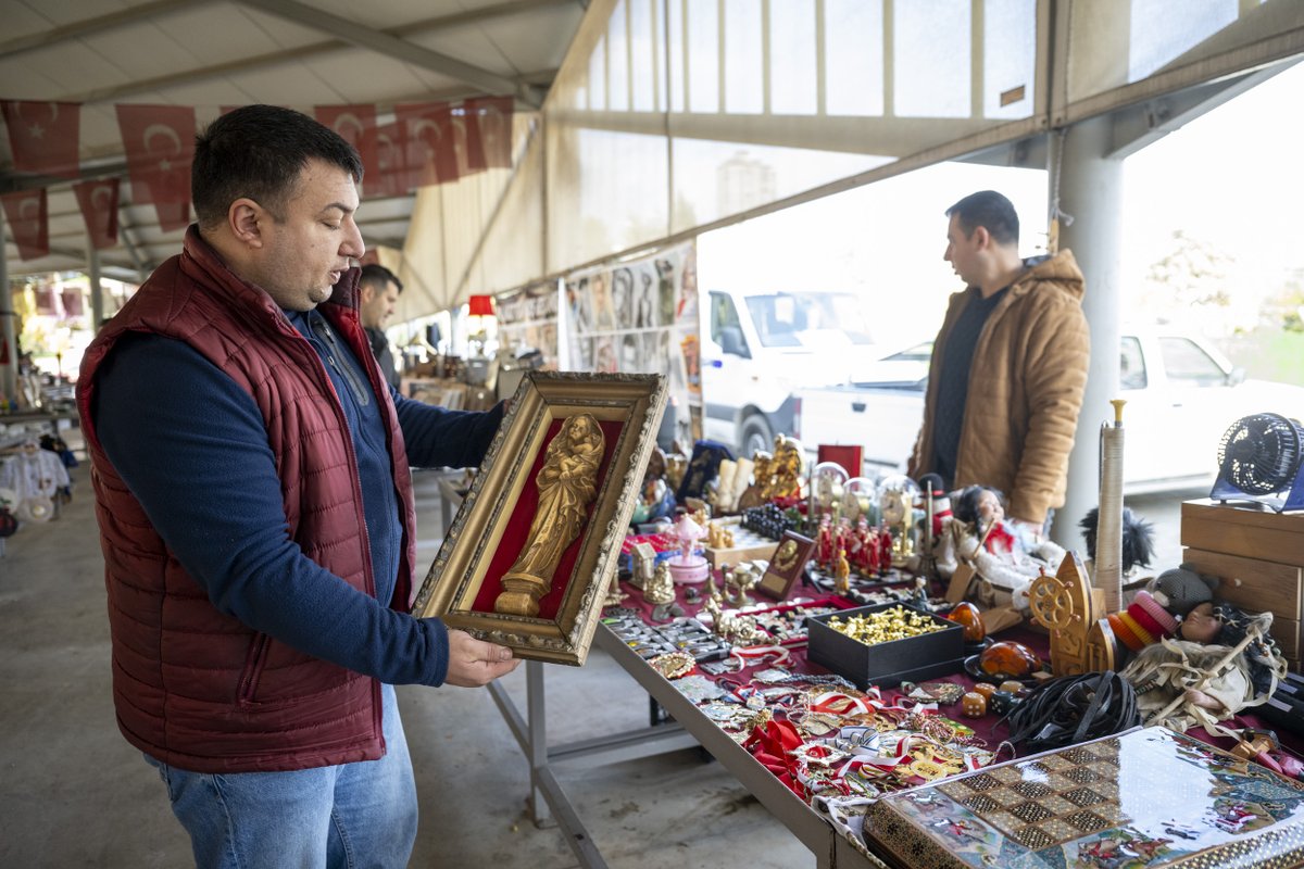 mbb_teksin's tweet photo. Mersin Büyükşehir Belediyesi; geçmişin izlerini taşıyan birbirinden değerli ürünleri Antika Pazarı’nda sergileyerek, koleksiyonerleri ve antika eşya tutkunlarını her Cumartesi bir araya getiriyor. Büyükşehir bünyesinde "Anılarda Emek Var" sloganıyla Yenişehir ilçesi 2,5 Çevre Yolu üzerinde kurulan Antika Pazarı, küçükten büyüğe her yaştan vatandaşın yoğun ilgisiyle karşılanıyor.

Haber👇
https://t.co/If04dkjLDG