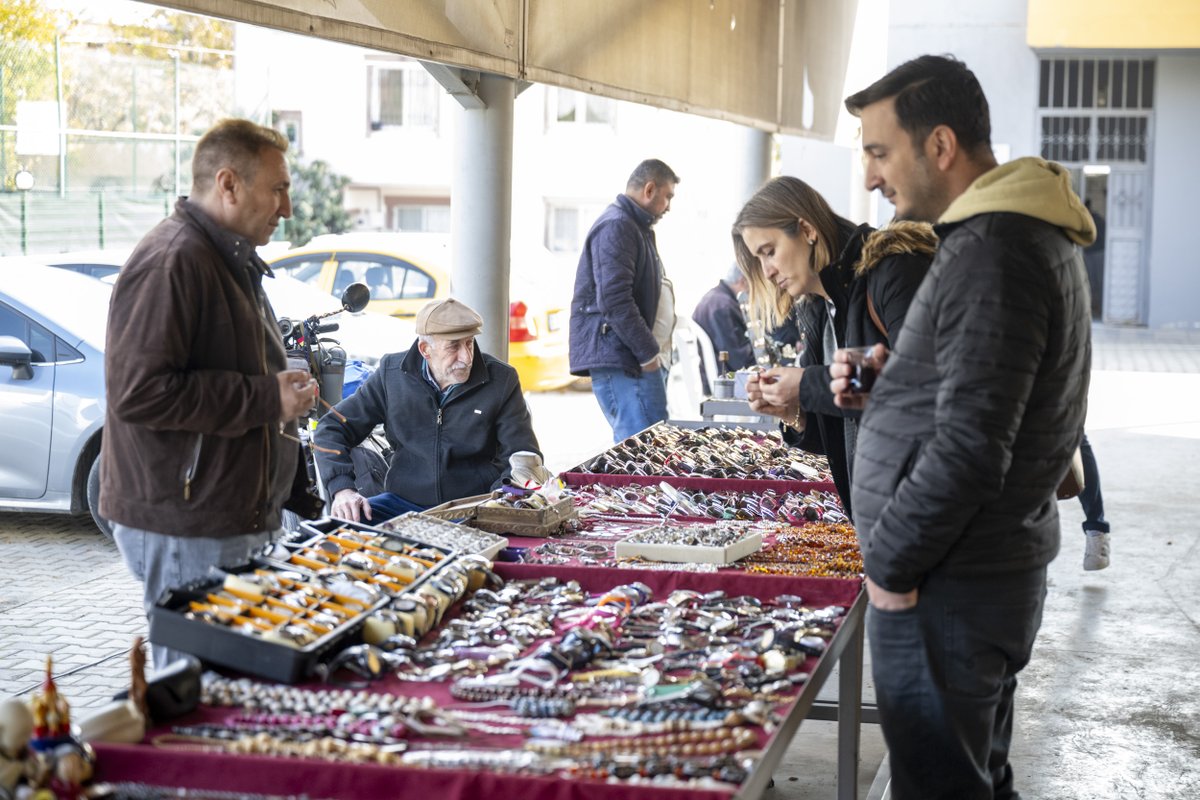 mbb_teksin's tweet photo. Mersin Büyükşehir Belediyesi; geçmişin izlerini taşıyan birbirinden değerli ürünleri Antika Pazarı’nda sergileyerek, koleksiyonerleri ve antika eşya tutkunlarını her Cumartesi bir araya getiriyor. Büyükşehir bünyesinde "Anılarda Emek Var" sloganıyla Yenişehir ilçesi 2,5 Çevre Yolu üzerinde kurulan Antika Pazarı, küçükten büyüğe her yaştan vatandaşın yoğun ilgisiyle karşılanıyor.

Haber👇
https://t.co/If04dkjLDG