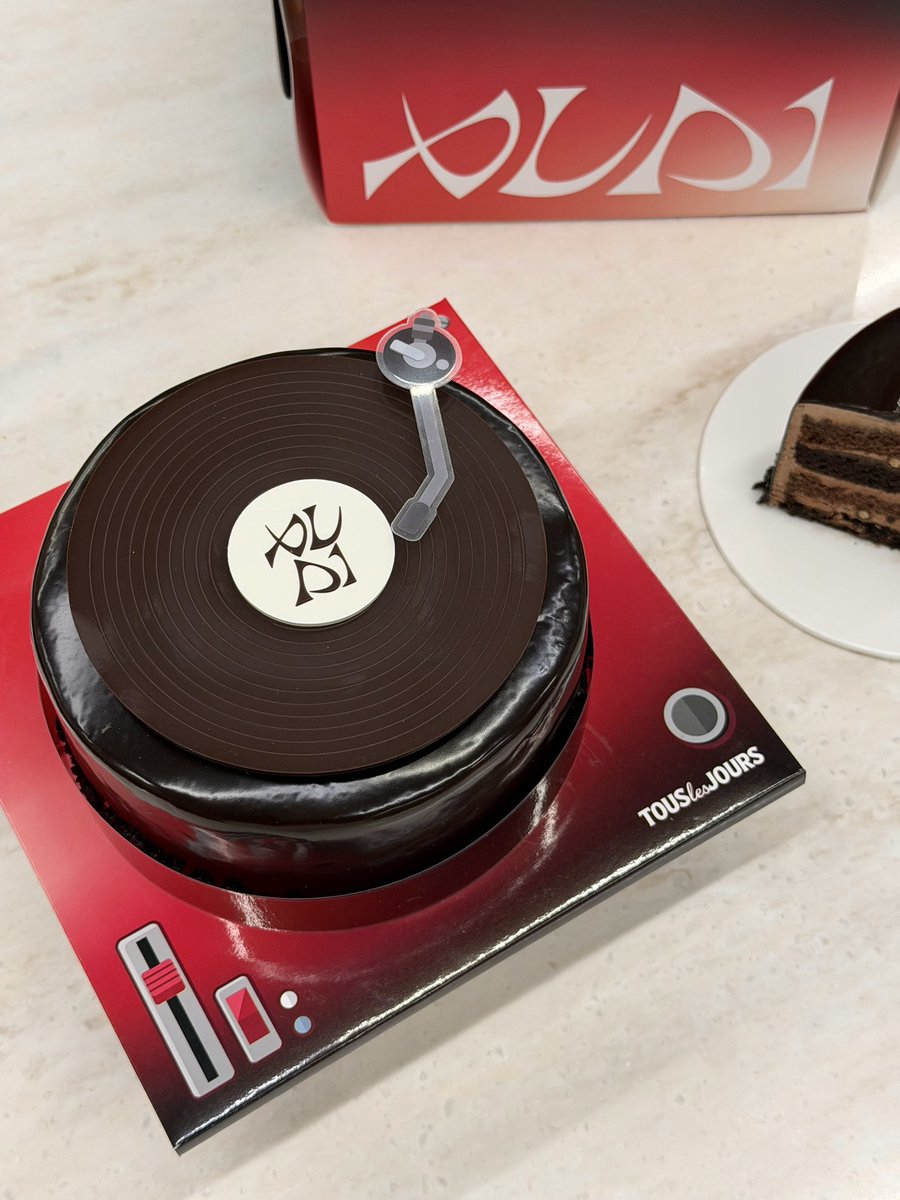touslesjours_kr's tweet photo. 뚜레쥬르 마케터가 못 참고 올리는
알디원 초코 생크림 케이크

블랙시트와 초코시트 사이 진한 가나슈와 초코 생크림, 바삭한 초코볼이 어우러진 초코 생크림 케이크

1월 28일 내일까지
사전예약 이벤트 중!

지금 뚜레쥬르 앱에서 만나요👀💚 https://t.co/kS6AX7GQ3I