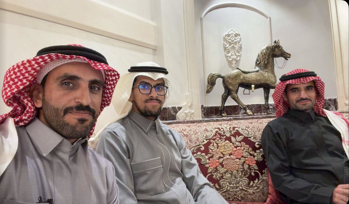 تشرف أعضاء فريق #دراجو_الزلفي بحضور #أثنينية_الذييب الثقافية في ديوانية الوجيه حمود بن عبدالله الذييب وأبنائه.
وقد حظي الفريق بشرف حضور لقاء سعادة الدكتور بدر بن حمود البدر الرئيس التنفيذي لمؤسسة مسك الخيرية، والاستماع إلى حديثه الملهم حول مسارات التنمية وتمكين الشباب والقيادة