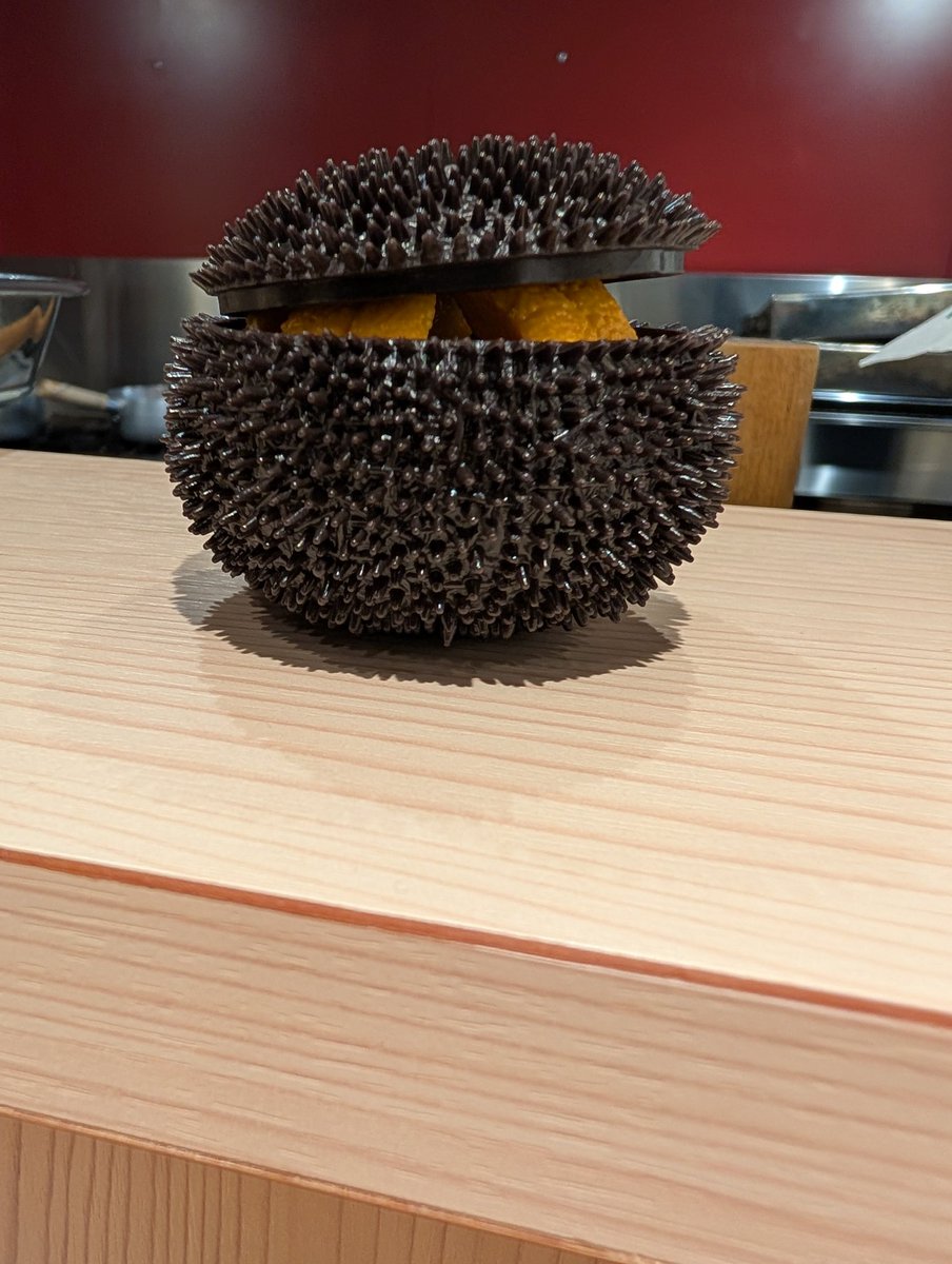 shimako_d's tweet photo. 築地でウニパズルを彼が買ってたので、さっそくやってみた。（当然ウニも買った）こんなの楽勝だろ〜と思ったら難しい！！蓋がぴったり合わさったら完成らしいのだけど合わないよ… https://t.co/7yTlWHkdEw