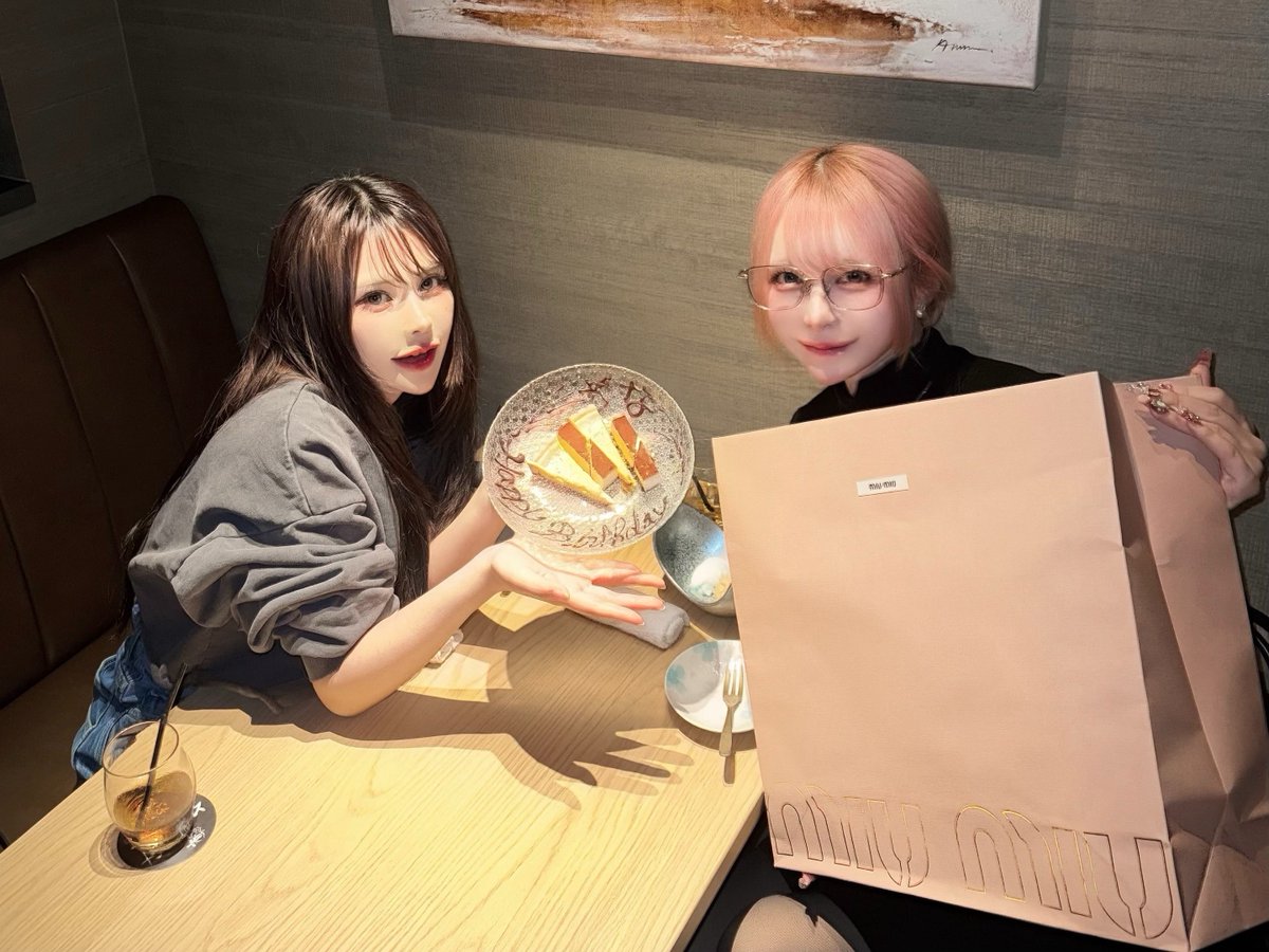 もなこ誕生日おめでとう🎂💖

毎年恒例のお祝いしてきた✌️

2人とも忙しいからか、あっという間に互いの誕生日がきて毎回楽しく迎えられてるの凄い幸せだ〜𐔌՞ ܸ. .ܸ՞𐦯

今年で7年目？付き合い長すぎて家族みたいな存在です👵
近くに居るのが当たり前だからこそ、誕生日とか節目が来る度にもなこの大切さを実感するし
この気持ちをこれからも大事にしたいなと思います！
2人で仕事もプライベートも頑張ろうネ
2026年も愛してるよ〜🖤