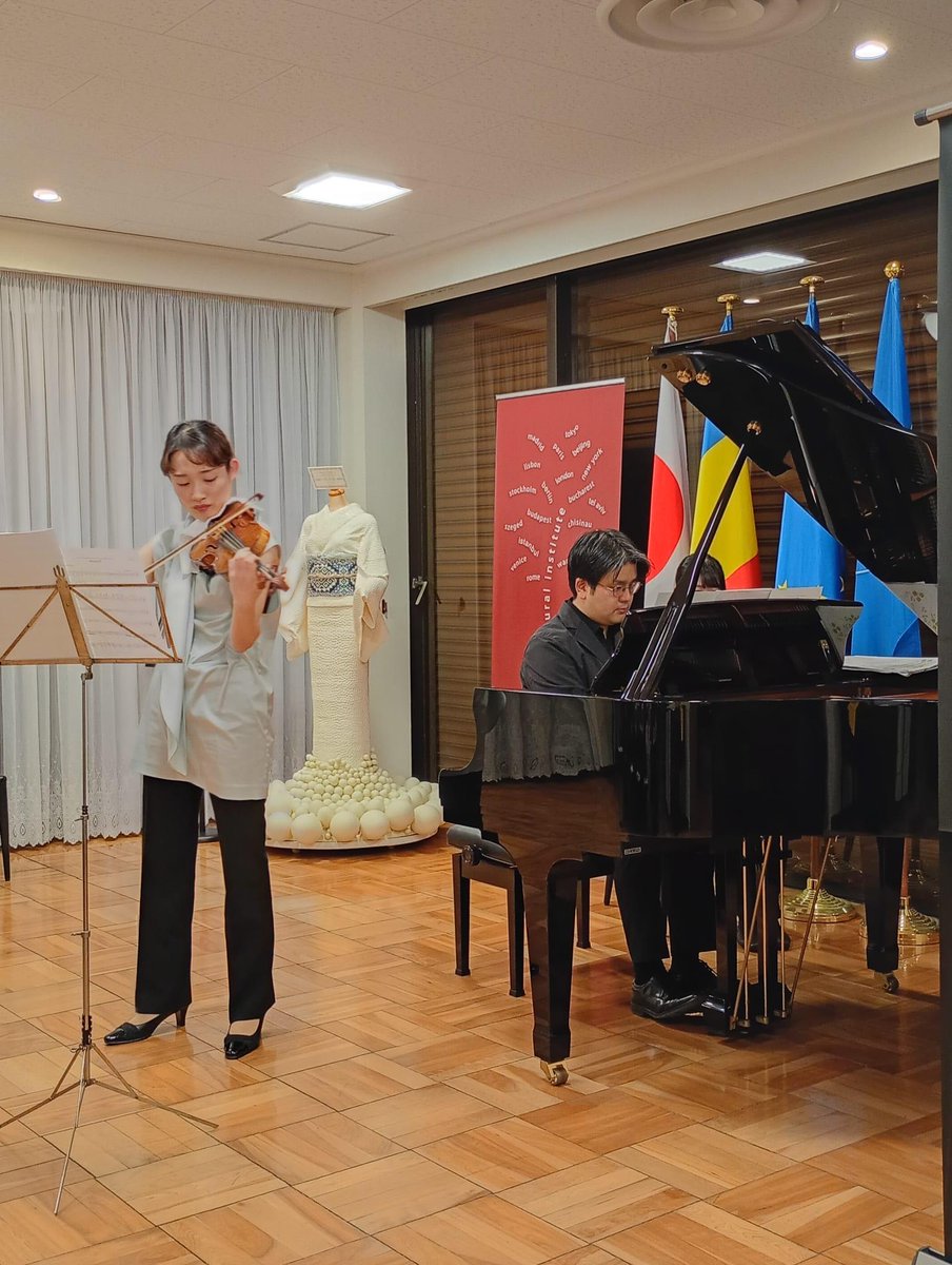 AmbRaetchi's tweet image. ルーマニア文化学院東京支部の尽力により、ルーマニア大使館で、文化イベントを開催いたしました。ドキュメンタリー映画「エミネスク・ヴェロニカ・クレアンガ」（1914年制作、オクタヴ・ミナル監督）の上映は、2025年に「宵の明星…