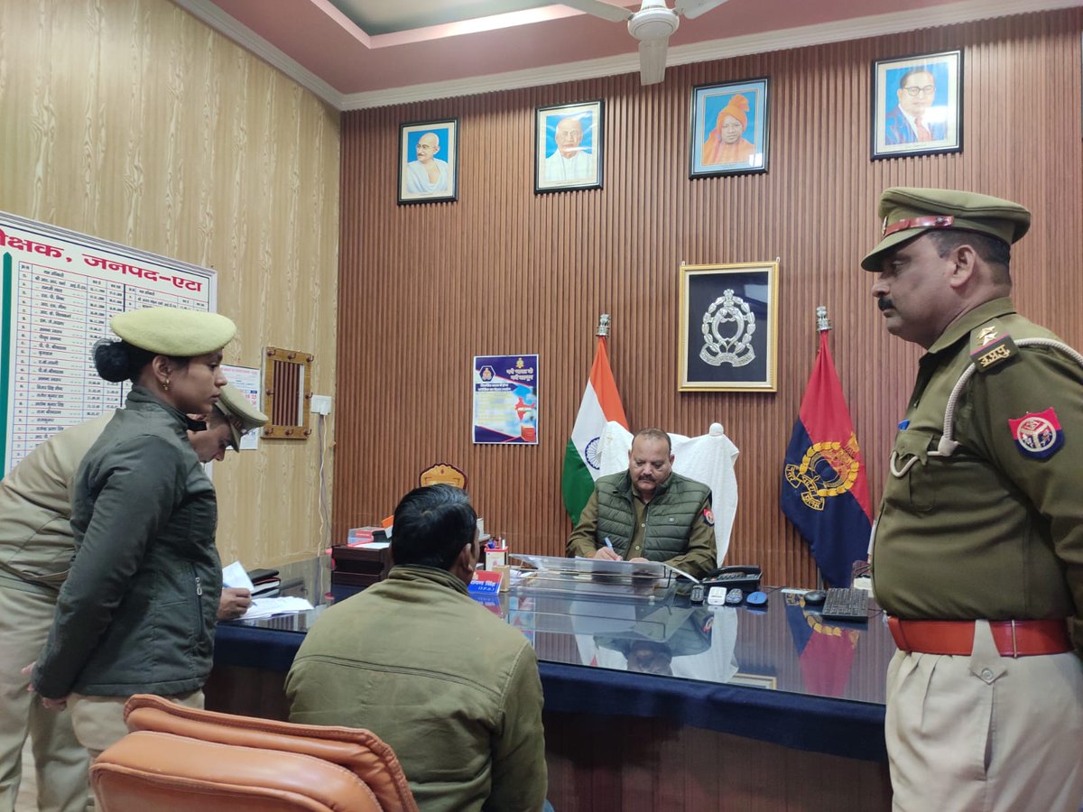 एटा~ वरिष्ठ पुलिस अधीक्षक एटा द्वारा पुलिस कार्यालय पर आये फरियादियों की समस्याओं को सुनकर उनकी समस्याओं का उचित, गुणवत्तापूर्ण एवं समयबद्ध निस्तारण कराया जा रहा है।
#UPPolice 
#जनसुनवाई