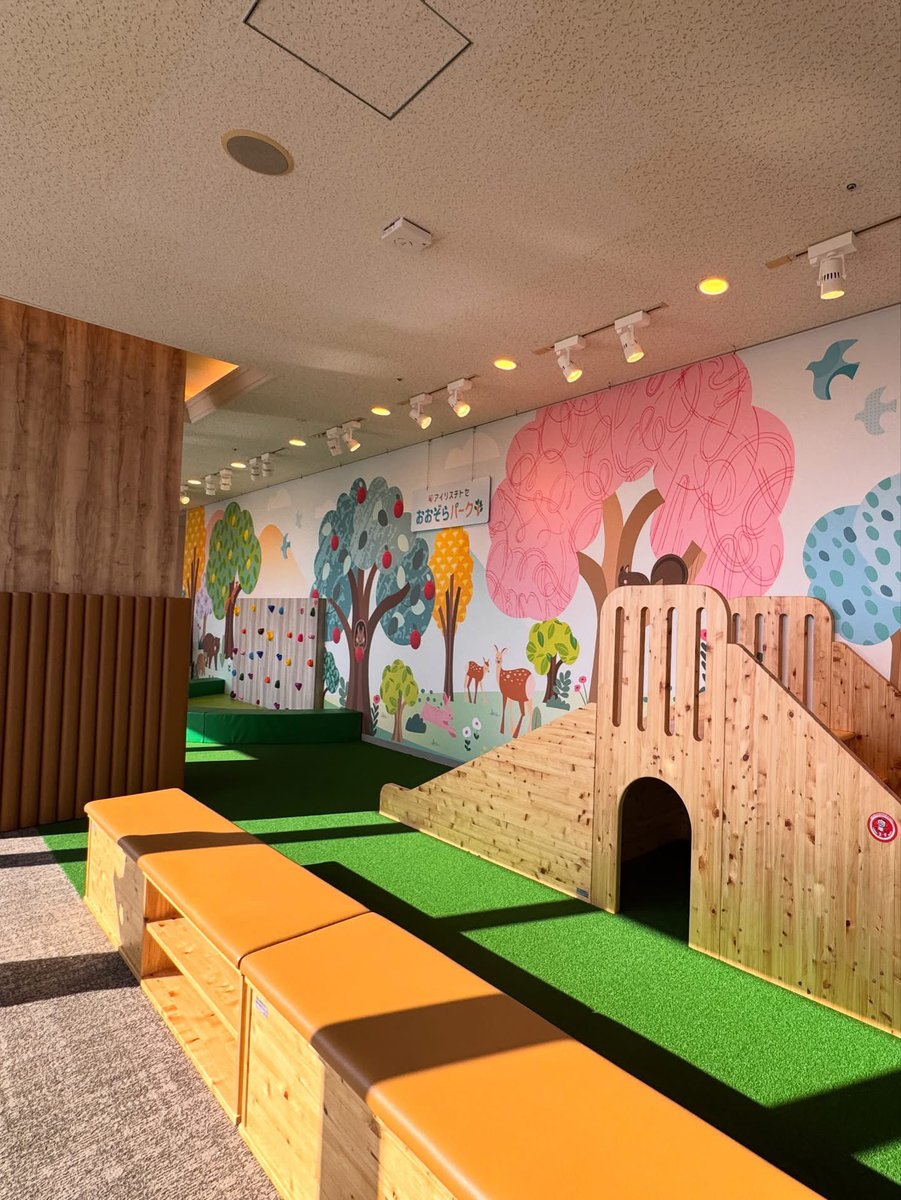 saorian's tweet photo. 東大阪市役所で撮影。

清潔感と開放感ある立派な建物。

子どもたちが遊べるコーナーや
キッズ作品の展示もあり、
市民の方々が訪れやすい空間。

貴重な体験もさせていただき、ありがたい1日でした。

また、たくさんお話を聞かせていただきました。

ありがとうございました！！ https://t.co/KgzUdb7O8J