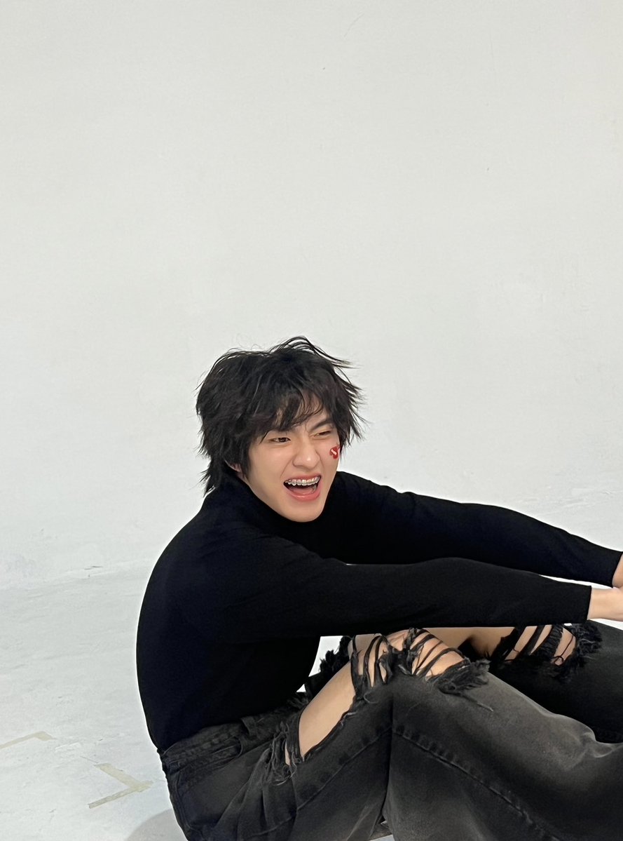 insanessobrane's tweet image. sudsapda magazine 2024-3 ครับผม ส่วน 2 รูปนี้ คือเบื้องหลังที่พี่ ar เอามาลงในวันเกิดหนูก้องตอน 21 ขวบ และใช่ครับ ในเล่มไม่มีเซ็ตนั่งท่านี้เลย … ㅠㅡㅠ