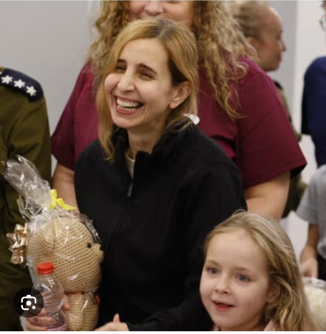 الأسيرة الإسرائيلية المحررة في صفقة التبادل الاولى " دانيال" تكذب الفديو الذي نشره الجيش الإسرائيلي يوم امس والذي ادعى فيه تعرض الاسيرات الإسرائيليات للتعذيب والاغتصاب.. 
وقالت. " مقاتلي القسام انسانيين وودودين ولقد عاملونا بكل لين ولطف وطيبة وقدموا لنا الرعاية الكاملة بل كانوا