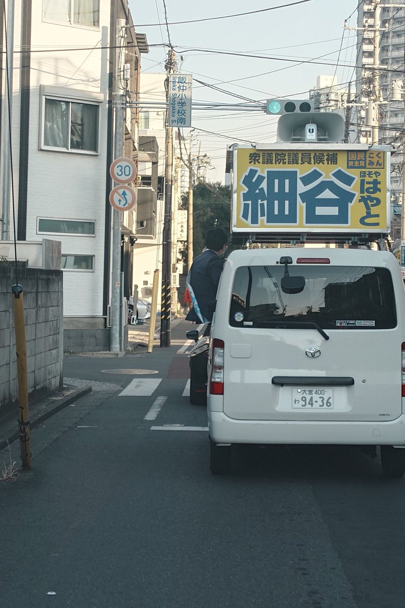 zetu511's tweet photo. さっきからずっと窓から乗り出して走行させてるけど…
こんな危険運転をドライバーにさせて良いんだね。
なるほど…勉強になるな📝 https://t.co/1jGuj7ZrBs