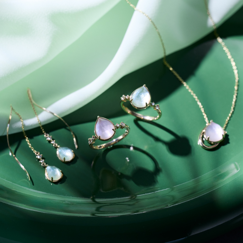 TSUTSUMI_PR's tweet photo. 2/6(fri.)発売、TSUTSUMIのSpring Collection『Spring Fields-心に咲く、うららかな春。-』。
カラーストーンにシェルを貼り合わせたダブレットストーンを主役にした、春らしい色彩が魅力のコレクションです。
オンラインショップ♪
⇒https://t.co/knPdiobQHi
#2026SpringCollection https://t.co/DxMgvGwKER