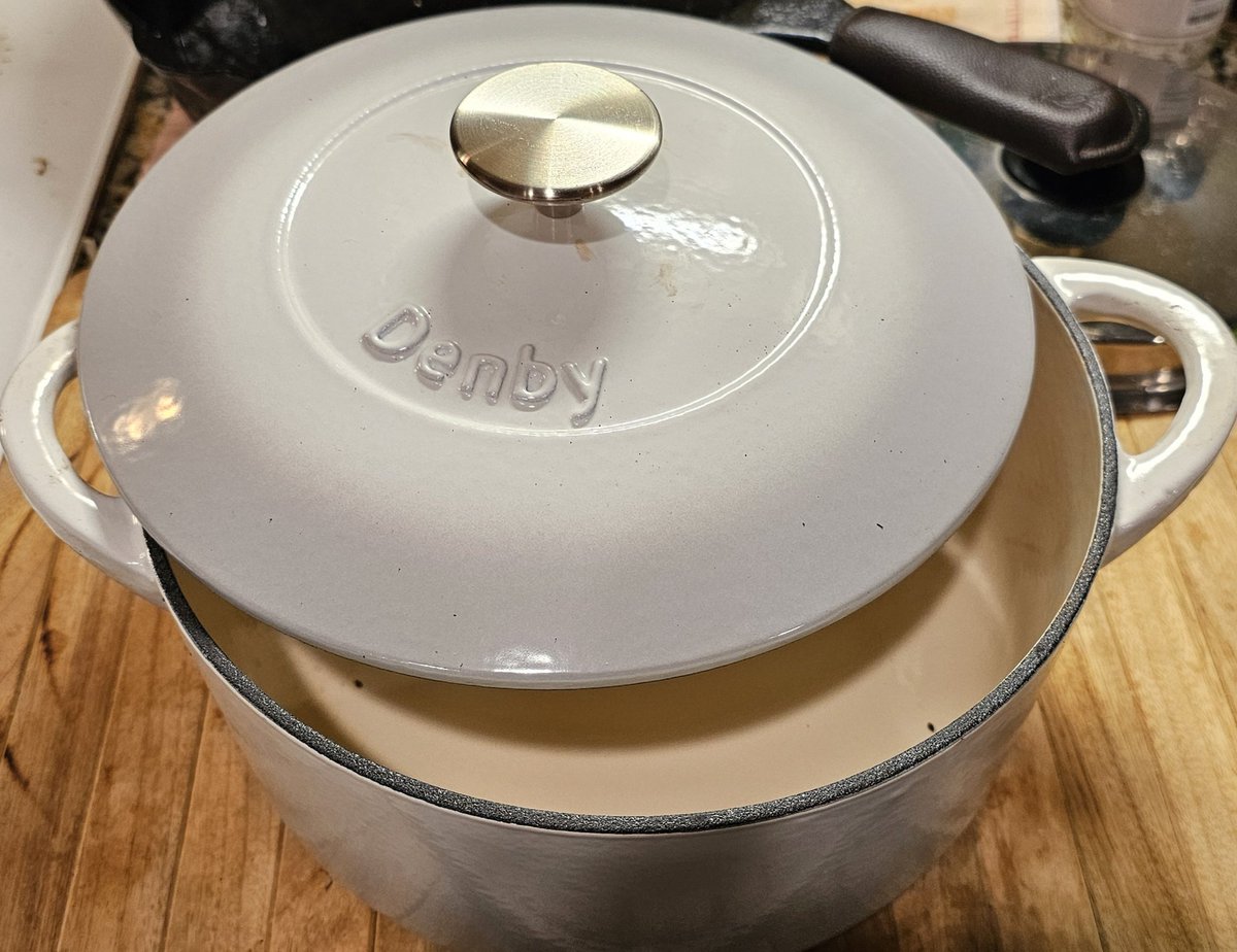 tmOldBiowareFan's tweet image. Today was a good day for baking... 
I just used my new dutch oven from Denby for a little over $100. It was a big 50% sale, but that happens a lot of you wait. Anyway, it tastes pretty good. 600 g of flour is perfect! 😄
@denbypottery #BakingBread #Food