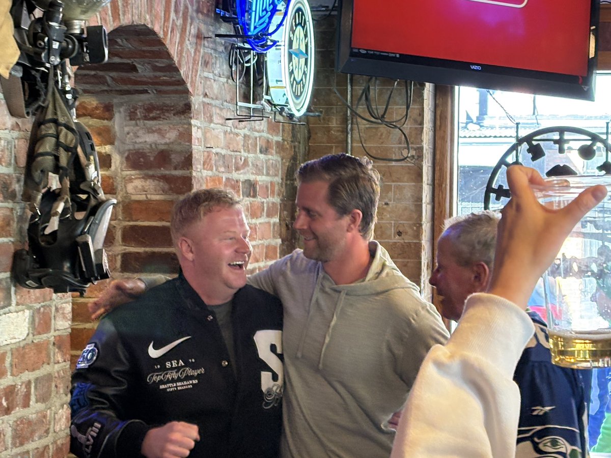 ryanhui's tweet photo. @sarahcolonna @Seahawks Awesome seeing the guys at McCoys. Go Hawks!!! https://t.co/ozfXSJMvgK